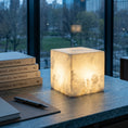 Bild in Galerie-Betrachter laden, Kubische Alabaster-Tischlampe