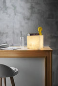 Bild in Galerie-Betrachter laden, Kubische Alabaster-Tischlampe