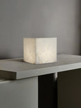 Bild in Galerie-Betrachter laden, Kubische Alabaster-Tischlampe
