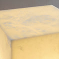 Bild in Galerie-Betrachter laden, Kubische Alabaster-Tischlampe