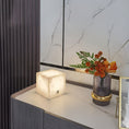 Bild in Galerie-Betrachter laden, Kubische Alabaster-Tischlampe