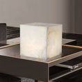 Bild in Galerie-Betrachter laden, Kubische Alabaster-Tischlampe