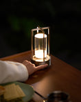 Bild in Galerie-Betrachter laden, Kabellose Tischlampe aus Kristallglas „Lantern“ (eingebauter Akku)