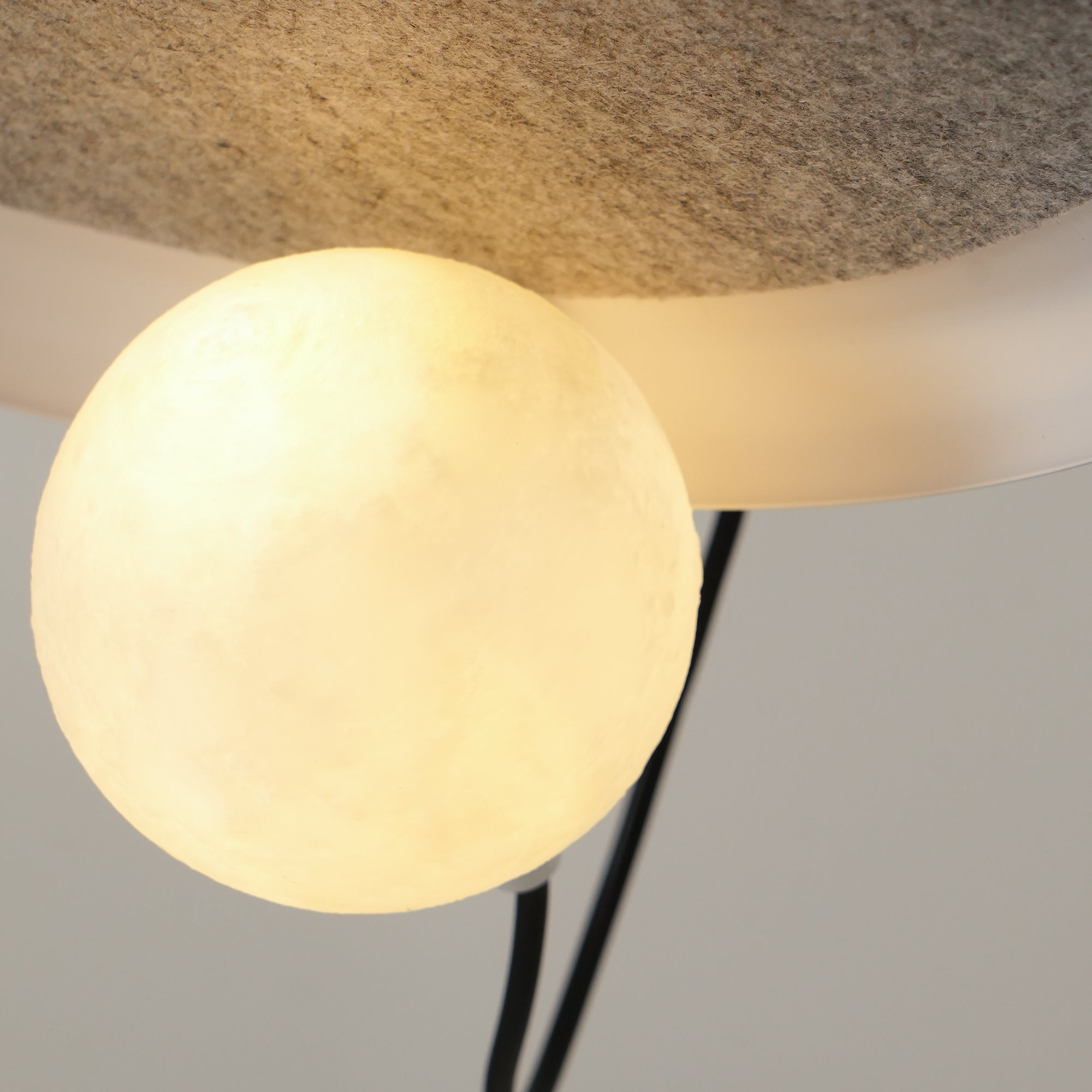 Lampe à suspension à disque acoustique