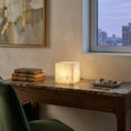 Bild in Galerie-Betrachter laden, Kubische Alabaster-Tischlampe
