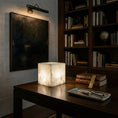 Bild in Galerie-Betrachter laden, Kubische Alabaster-Tischlampe

