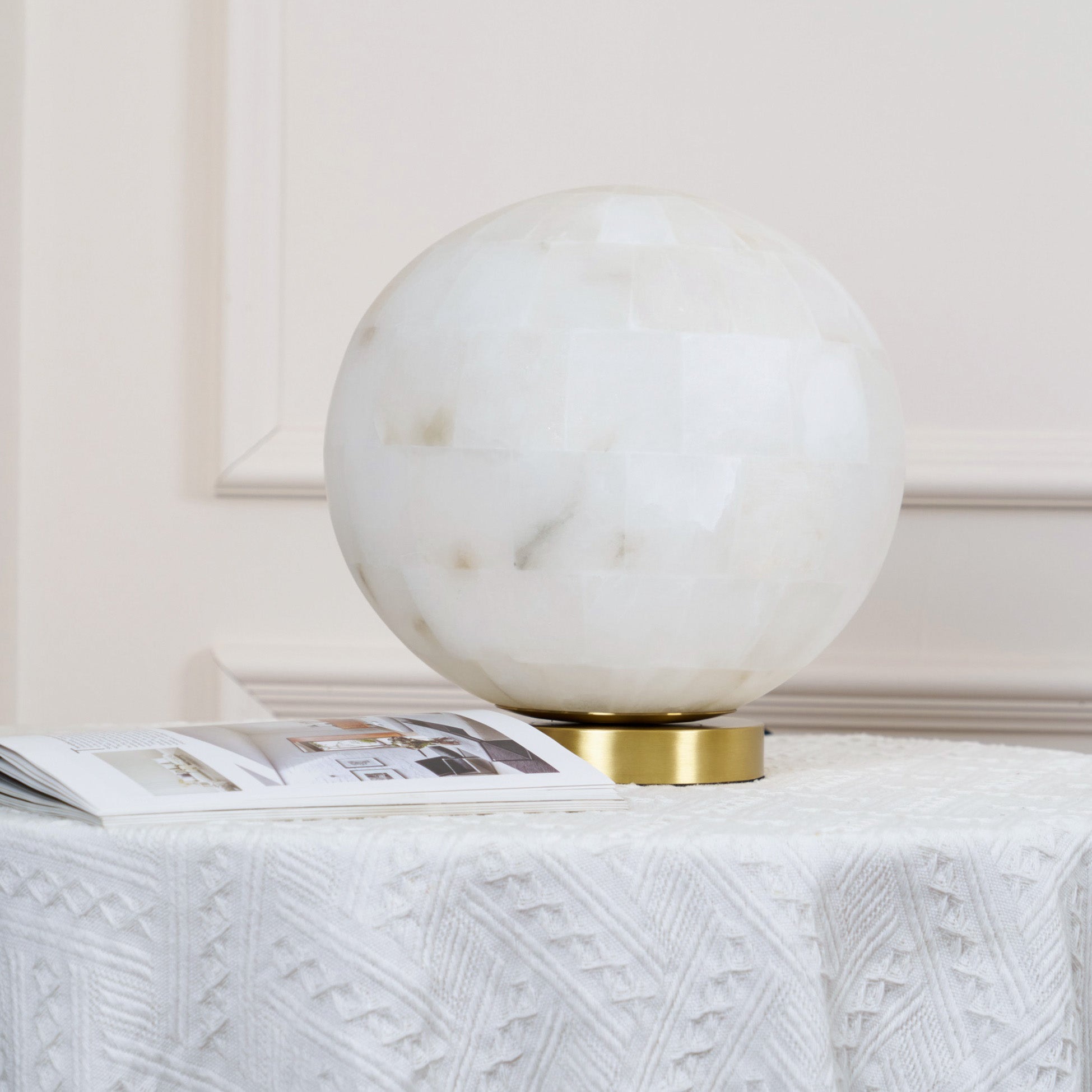 Lampe de table boule en albâtre