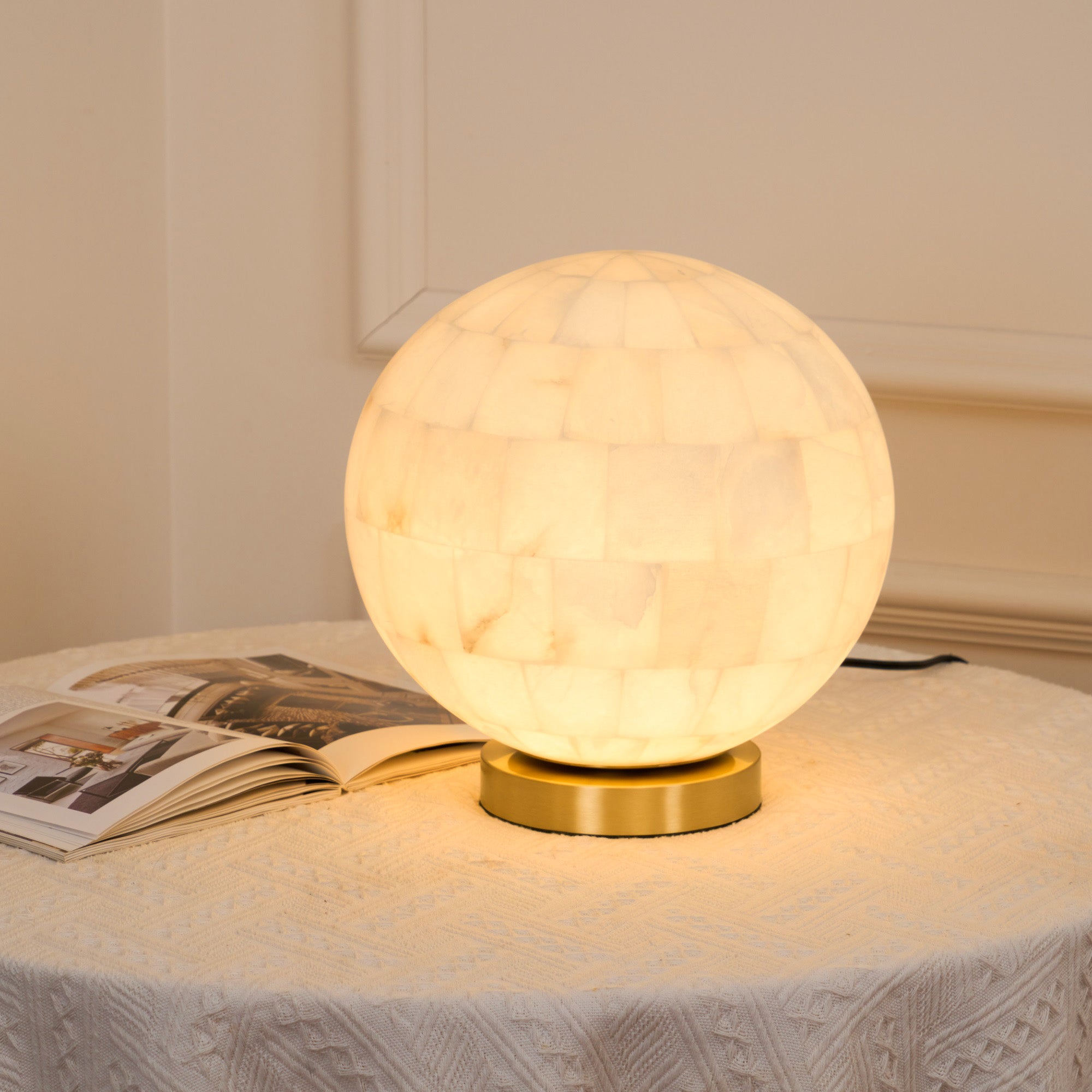 Lampe de table boule en albâtre