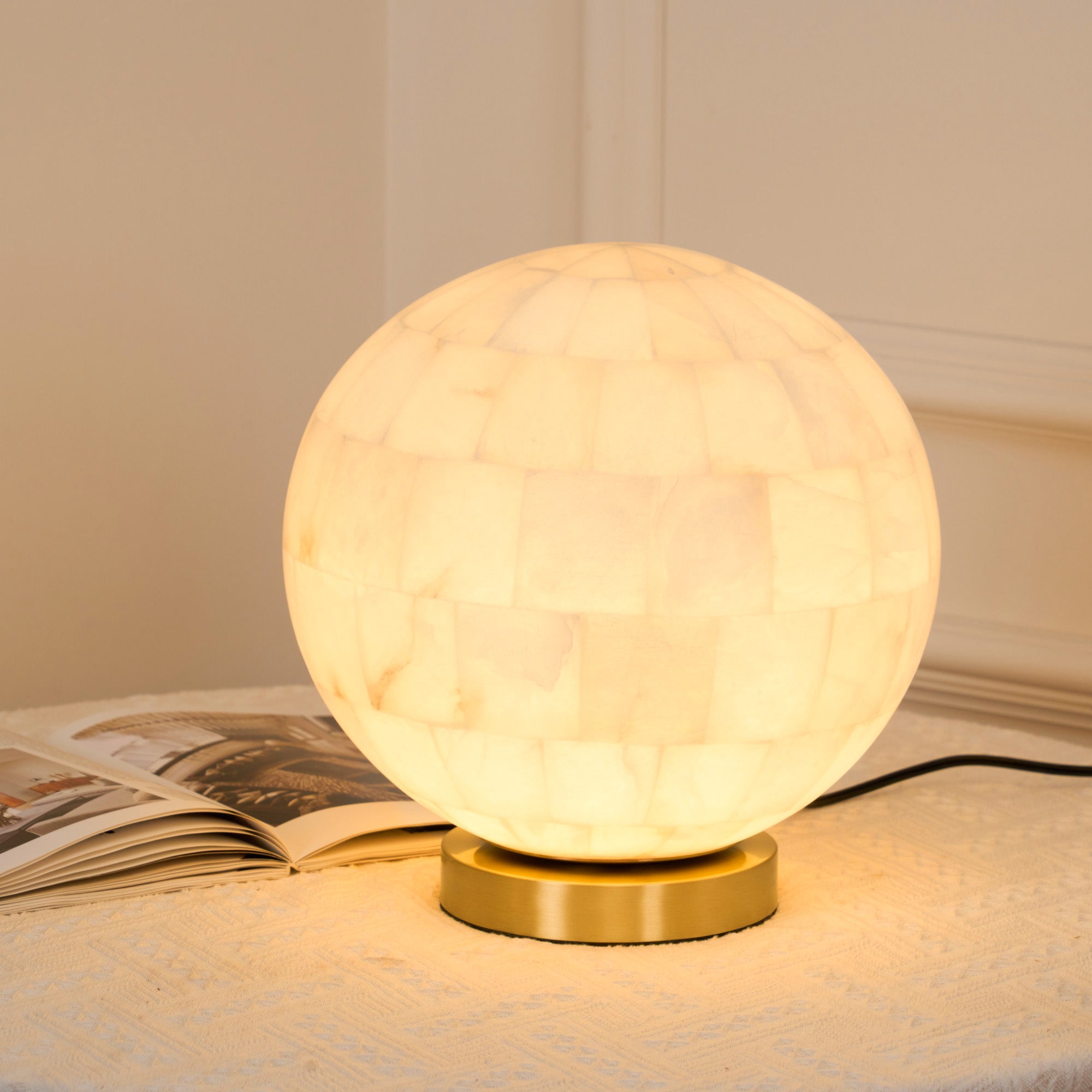 Lampe de table boule en albâtre