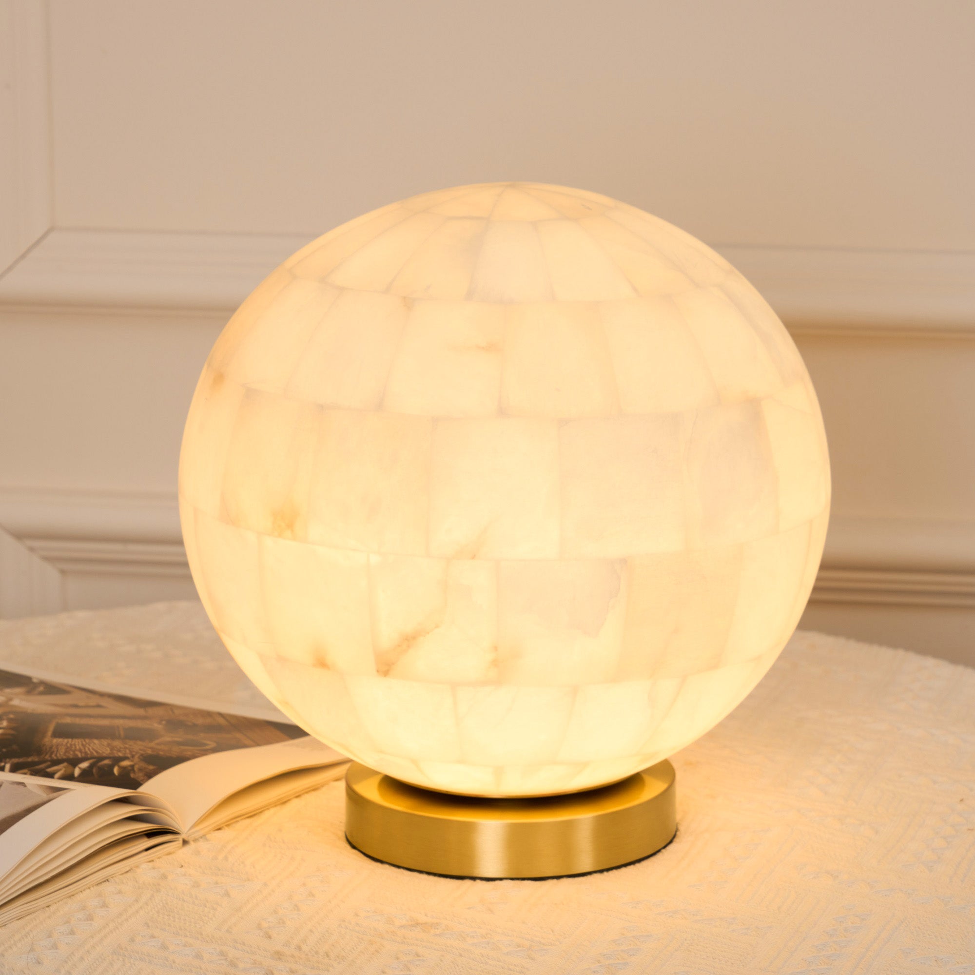 Lampe de table boule en albâtre