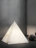 Bild in Galerie-Betrachter laden, Alabaster-Pyramiden-Tischlampe
