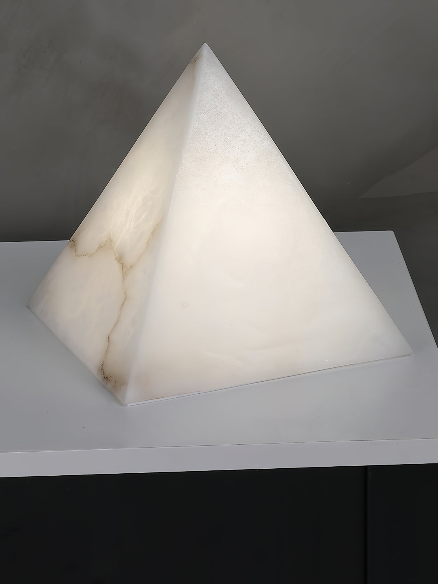 Alabaster-Pyramiden-Tischlampe