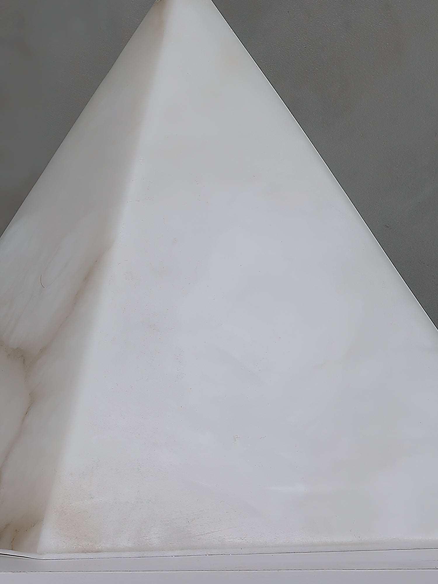 Alabaster-Pyramiden-Tischlampe