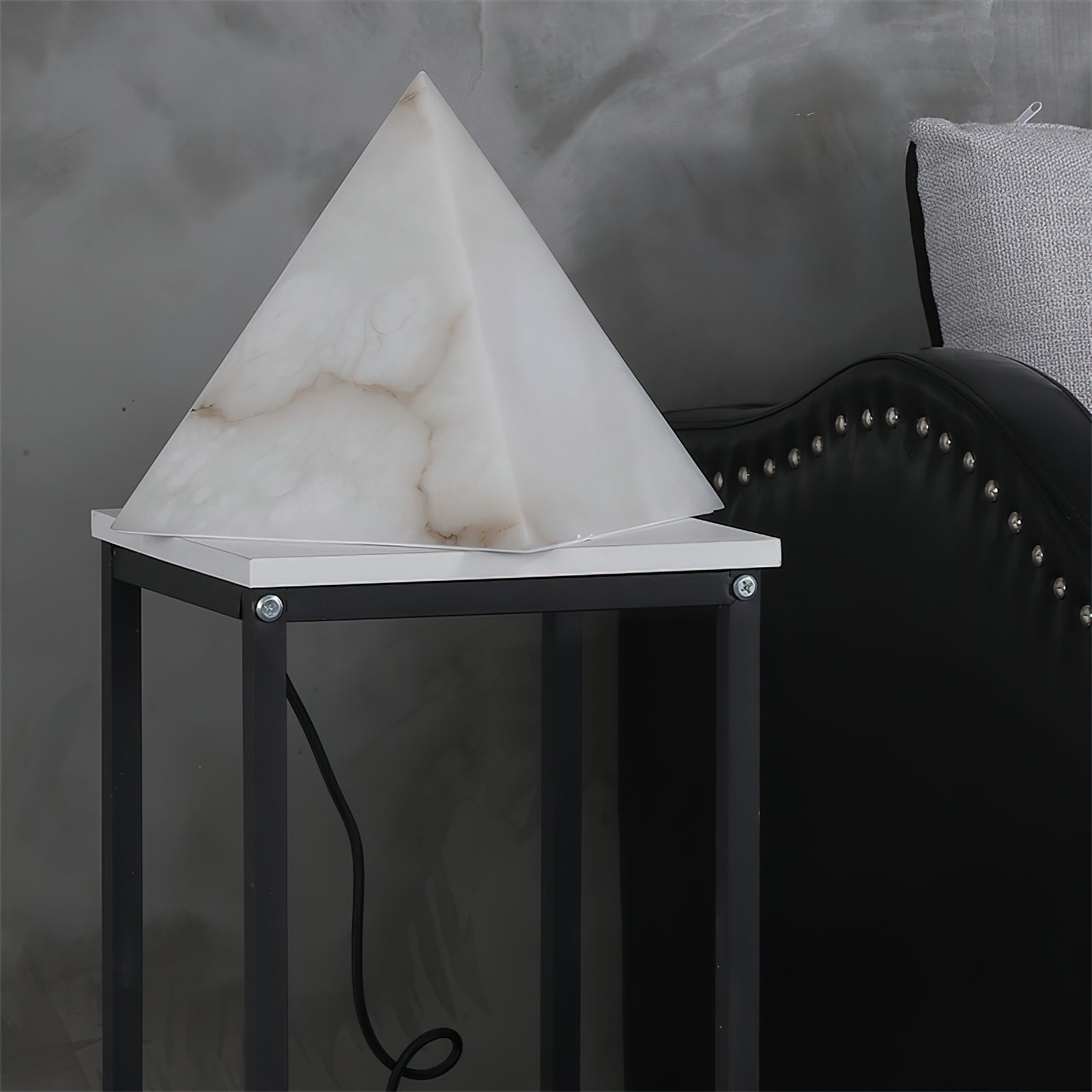 Lampe de table pyramide en albâtre