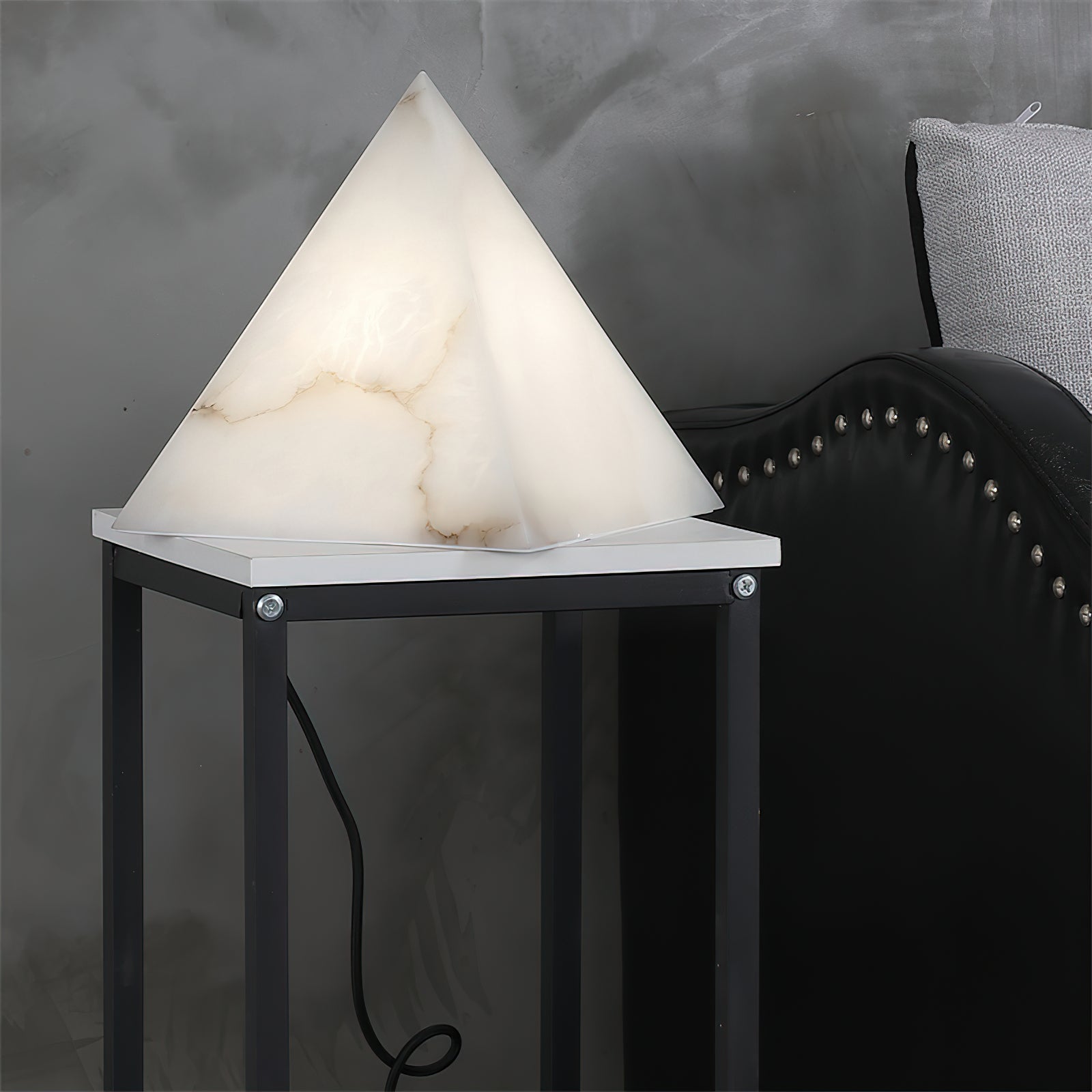 Lampe de table pyramide en albâtre