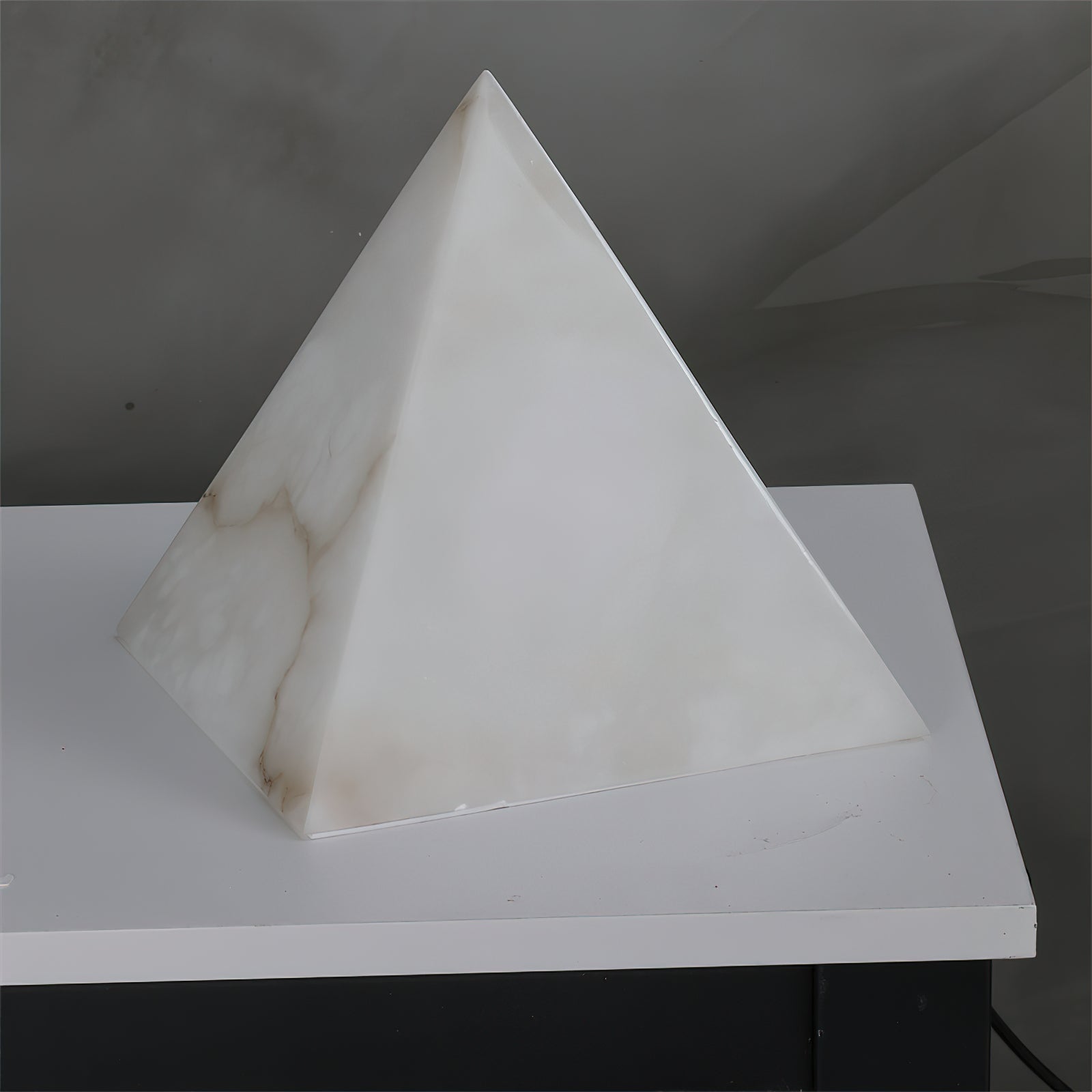 Alabaster-Pyramiden-Tischlampe