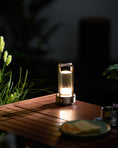Bild in Galerie-Betrachter laden, Kabellose Tischlampe aus Kristallglas „Lantern“ (eingebauter Akku)
