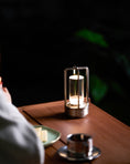 Bild in Galerie-Betrachter laden, Kabellose Tischlampe aus Kristallglas „Lantern“ (eingebauter Akku)
