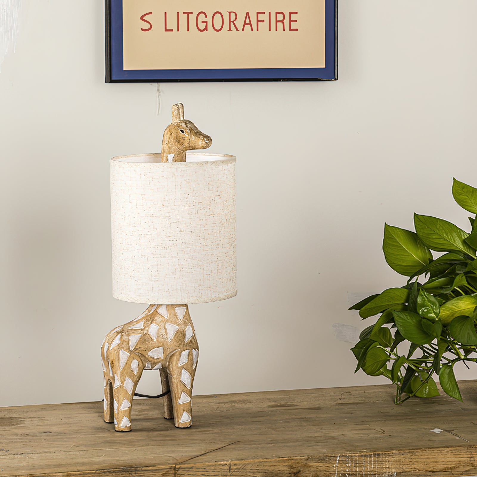 Lampe de table en bois sculpté avec animaux