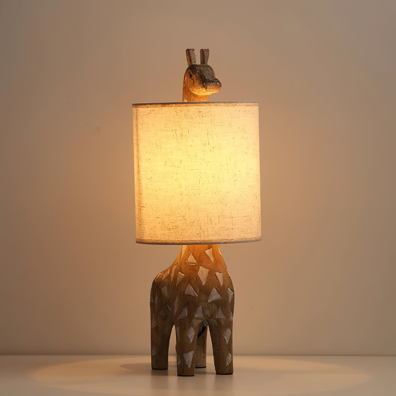 Lampe de table en bois sculpté avec animaux