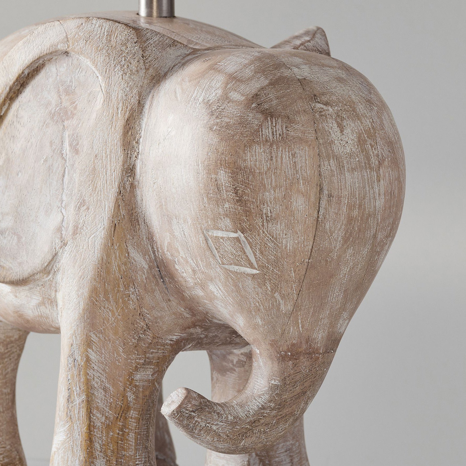 Lampe de table en bois sculpté avec animaux