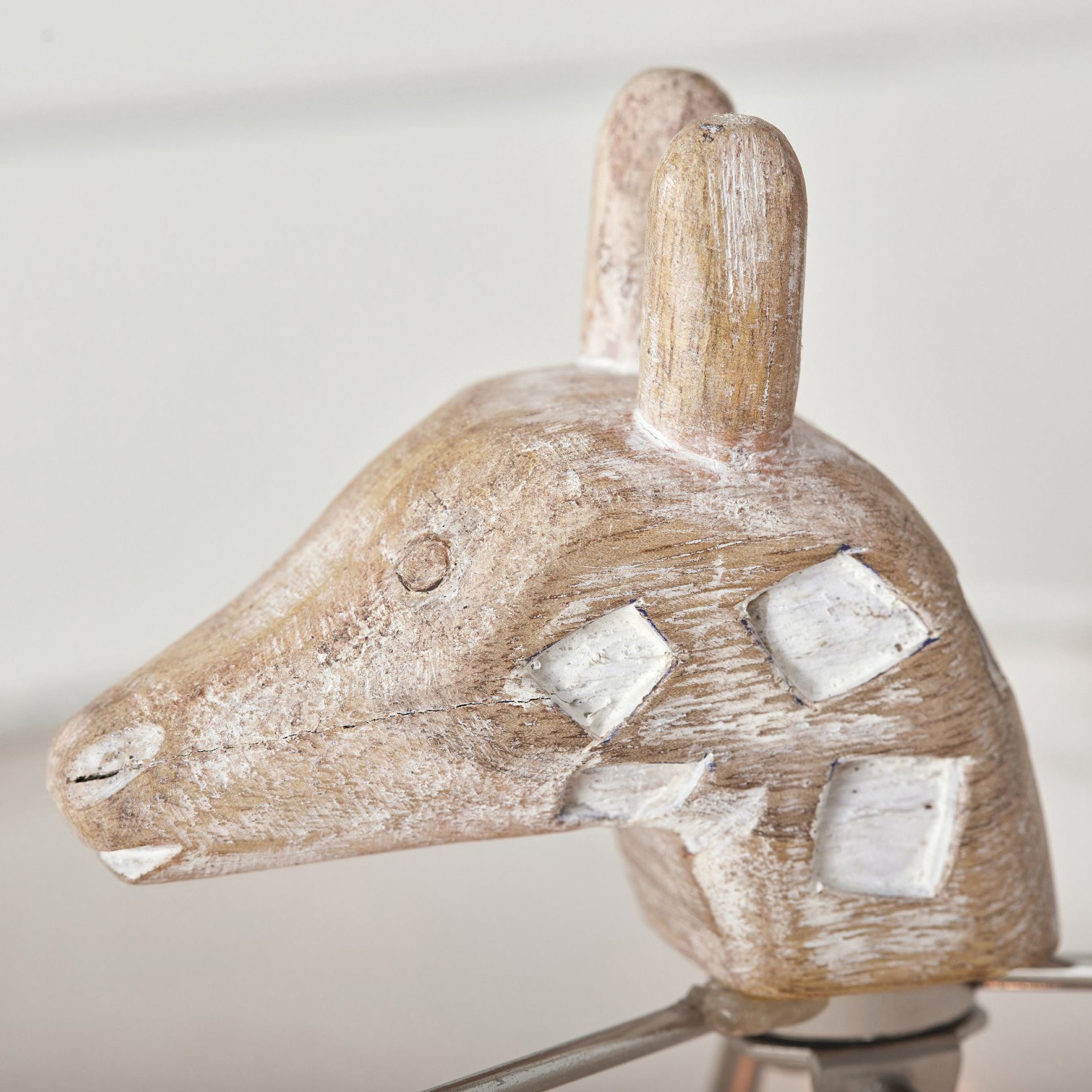 Lampe de table en bois sculpté avec animaux