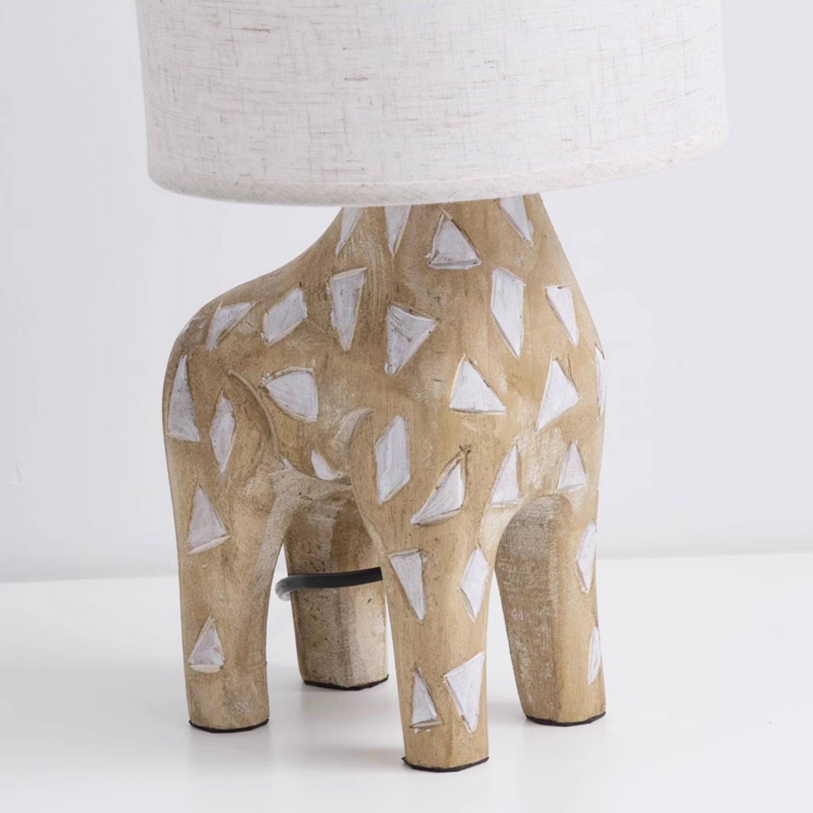 Lampe de table en bois sculpté avec animaux