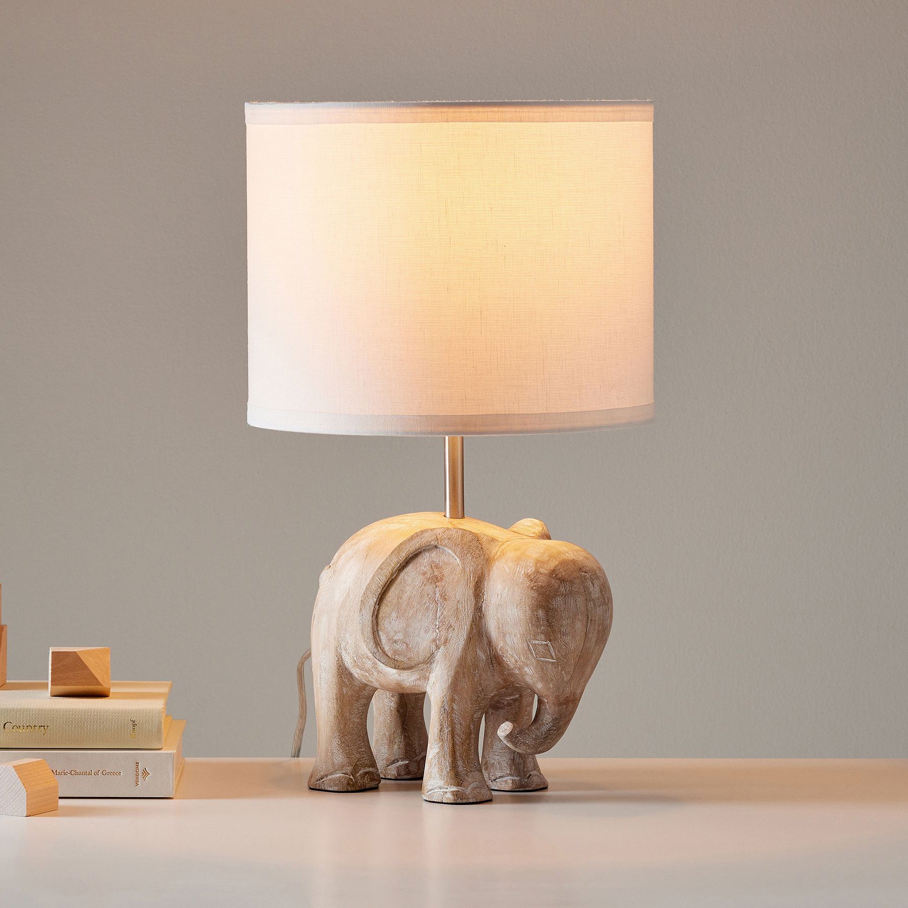 Lampe de table en bois sculpté avec animaux