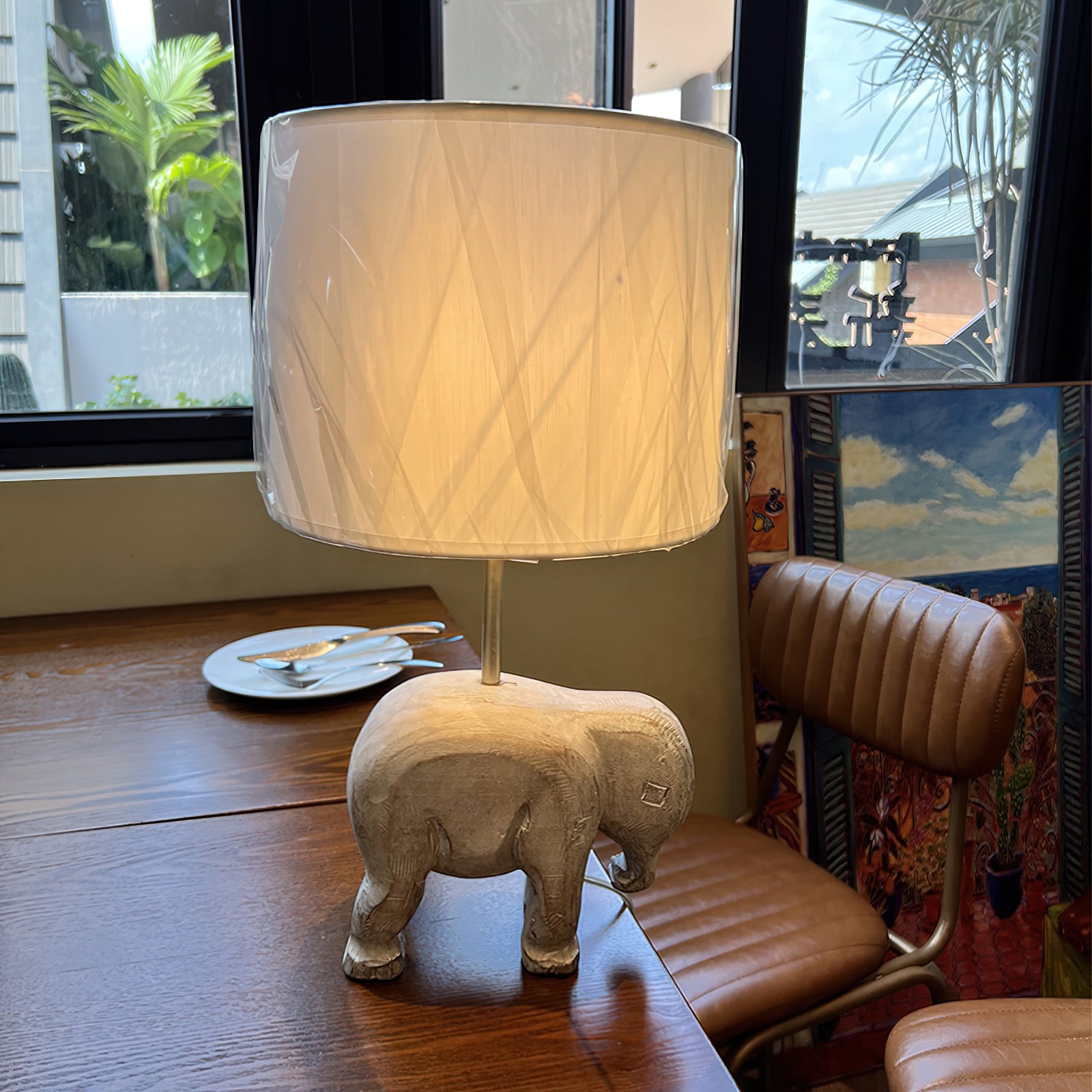 Lampe de table en bois sculpté avec animaux