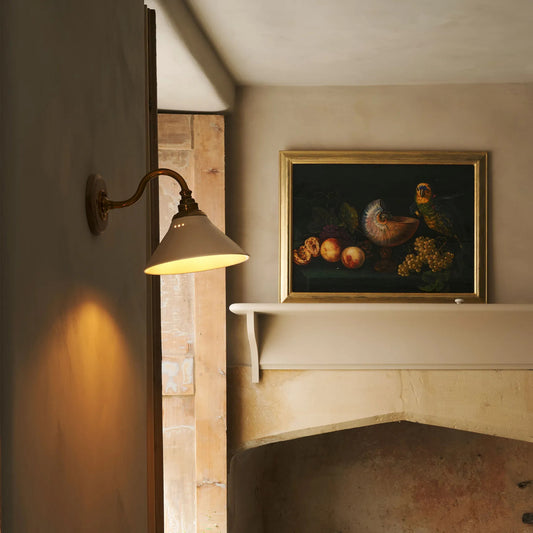 Керамический настенный светильник, передающийся по наследству.