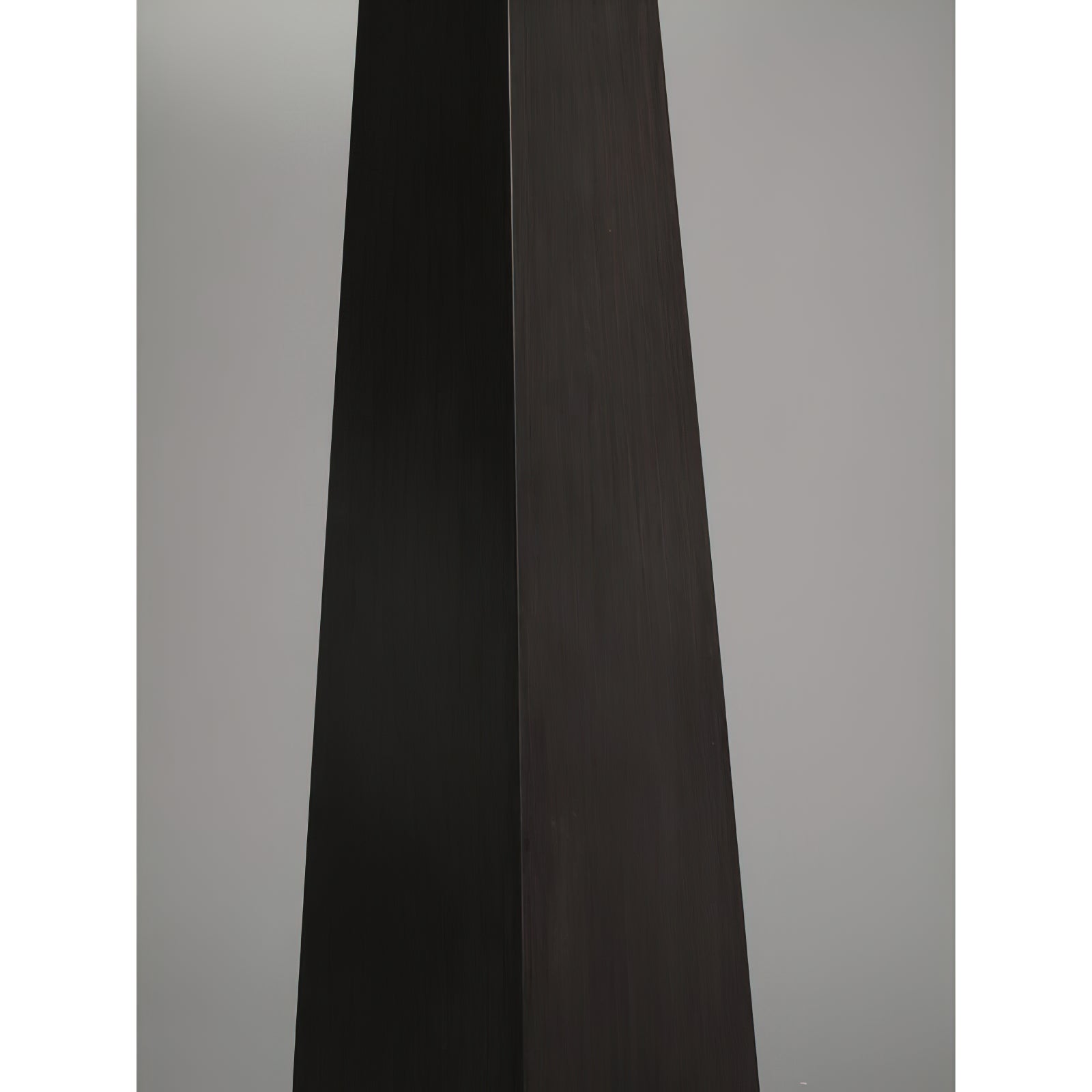 Jett Obelisk Tischlampe