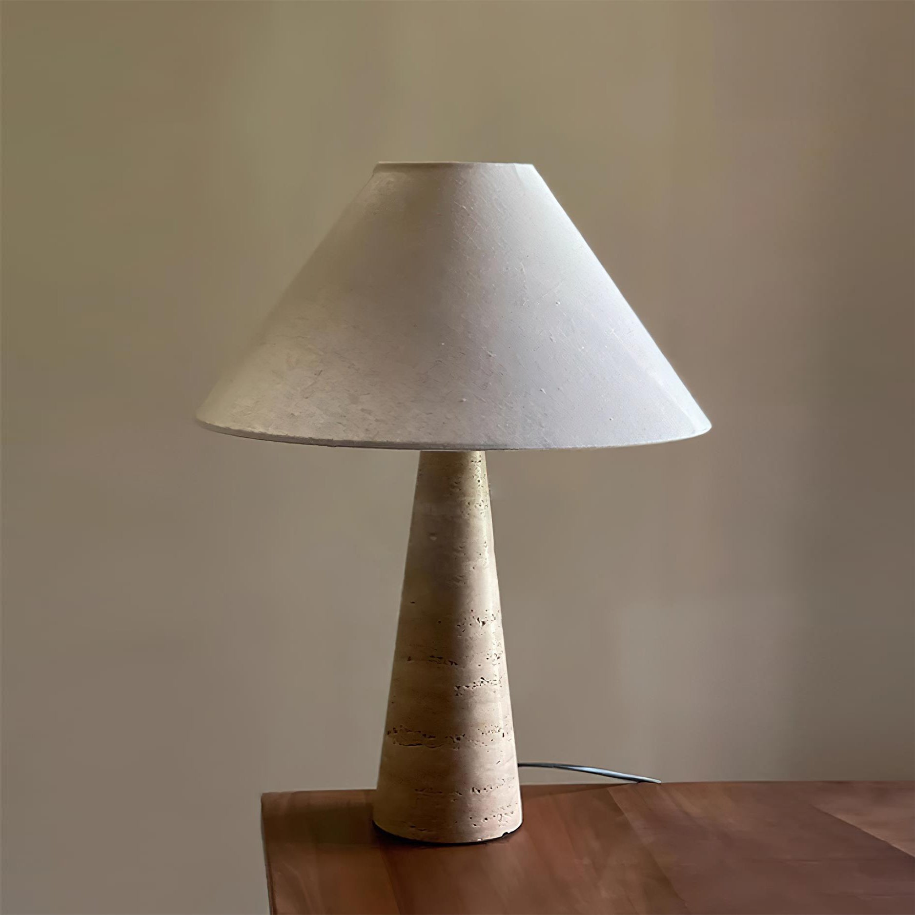 Lampe de table en travertin Lulu