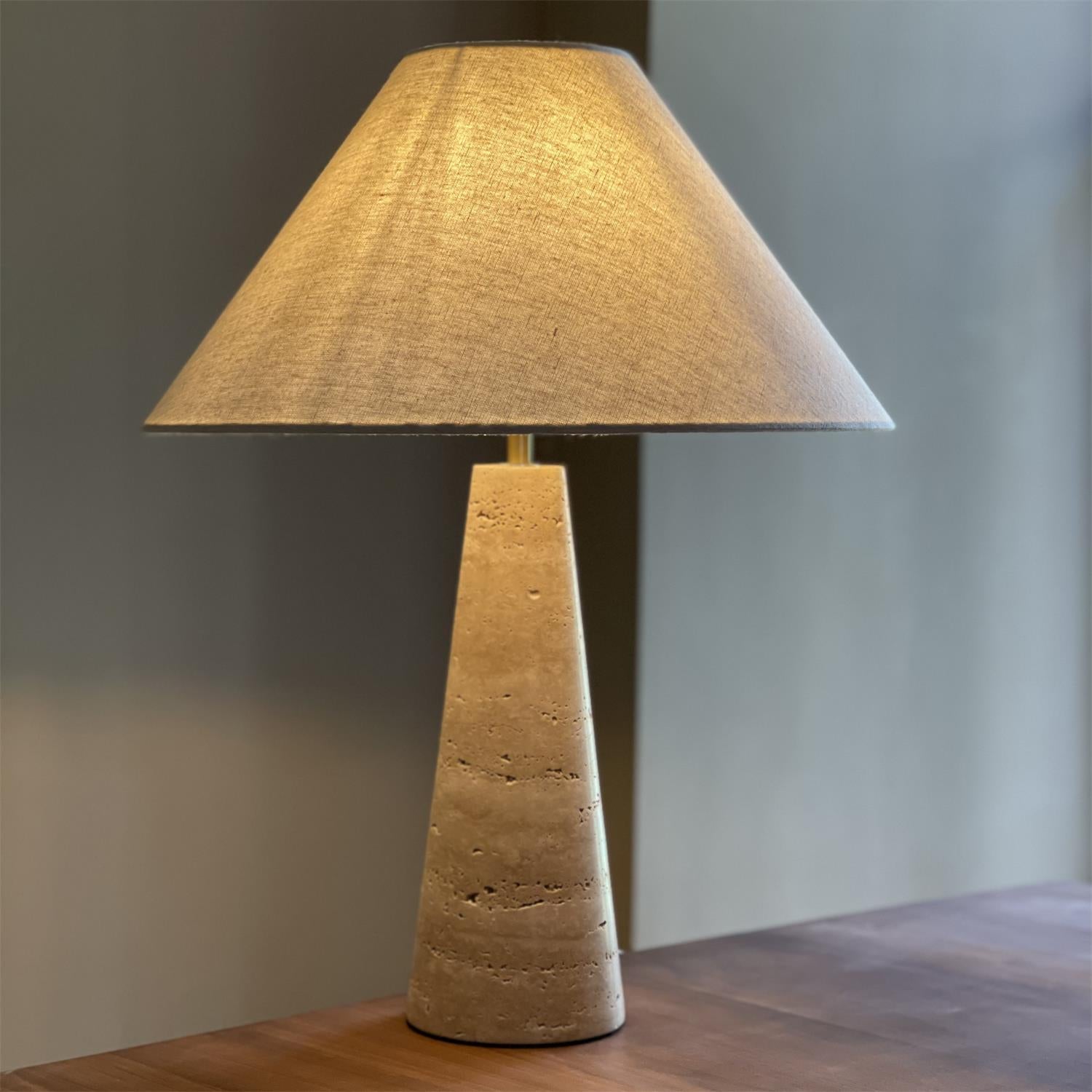 Lampe de table en travertin Lulu