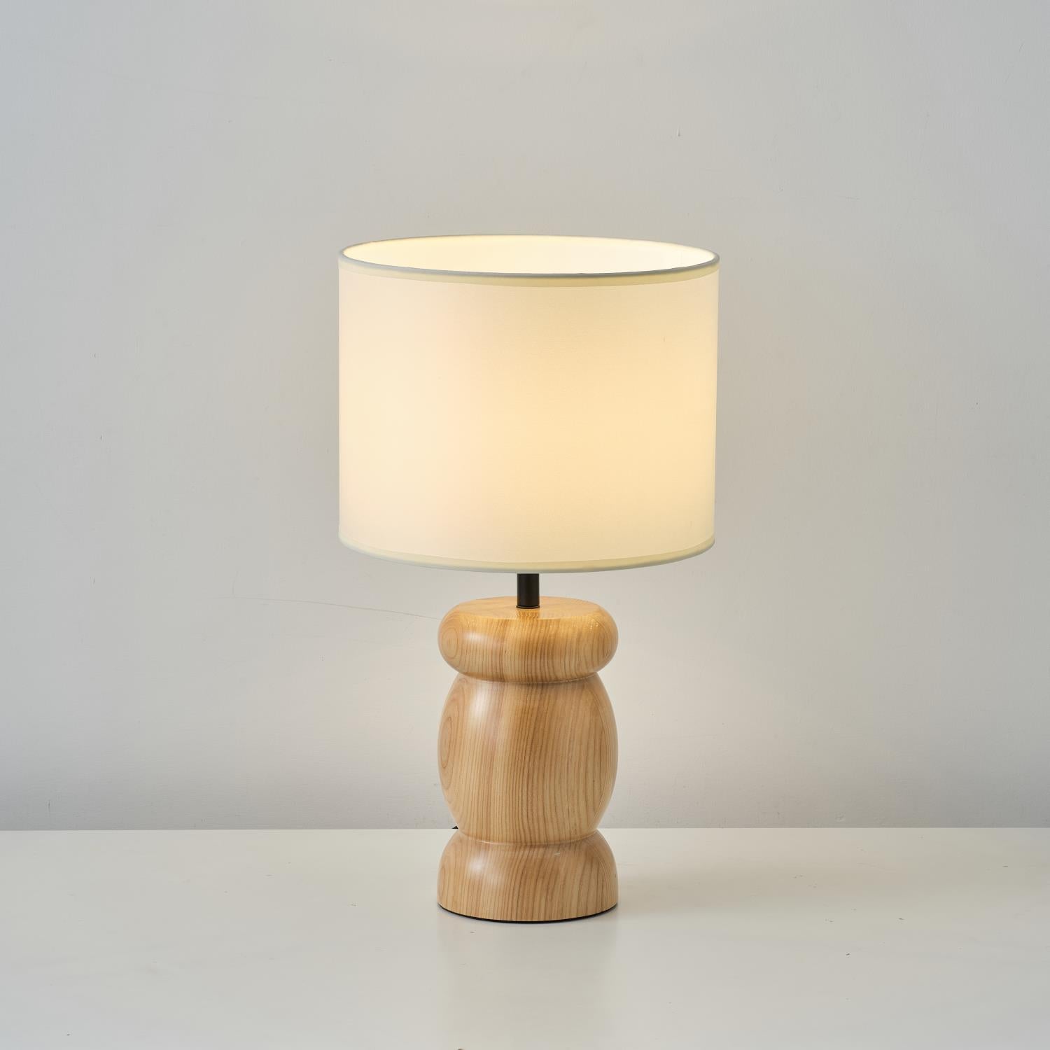 Lampe de table en bois de galets