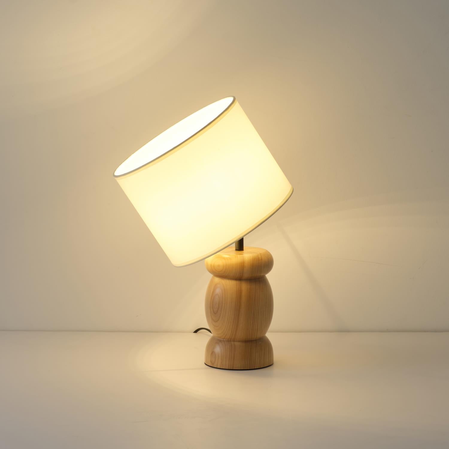 Lampe de table en bois de galets