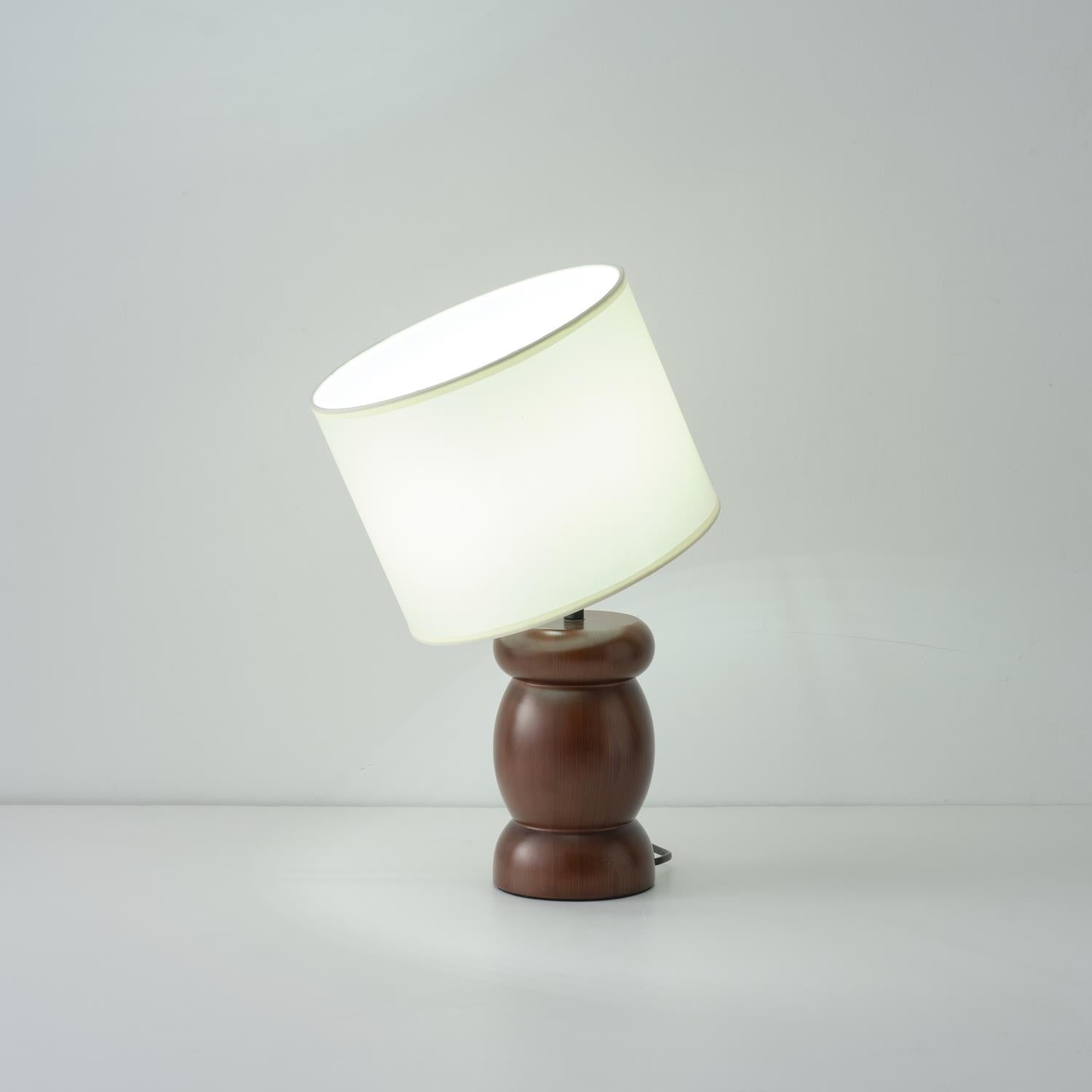 Lampe de table en bois de galets