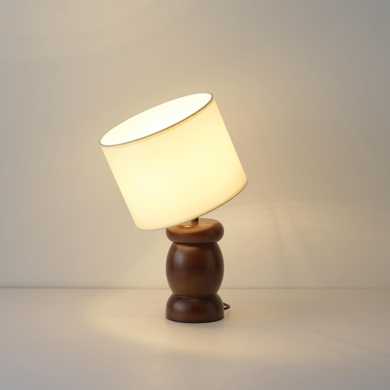 Lampe de table en bois de galets