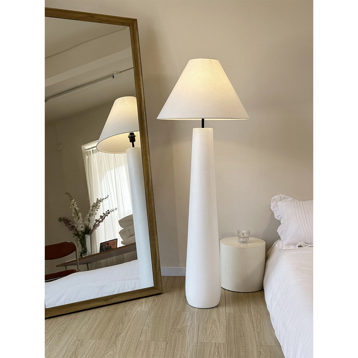 Lampadaire blanc polaire