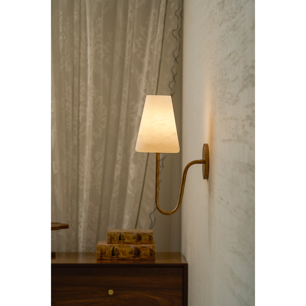 Настенное бра Scoop Alabaster