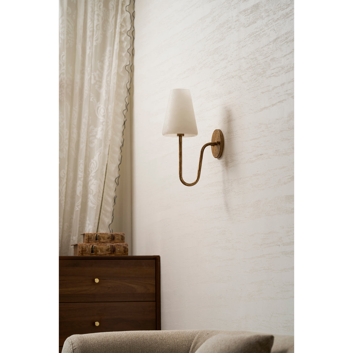 Настенное бра Scoop Alabaster