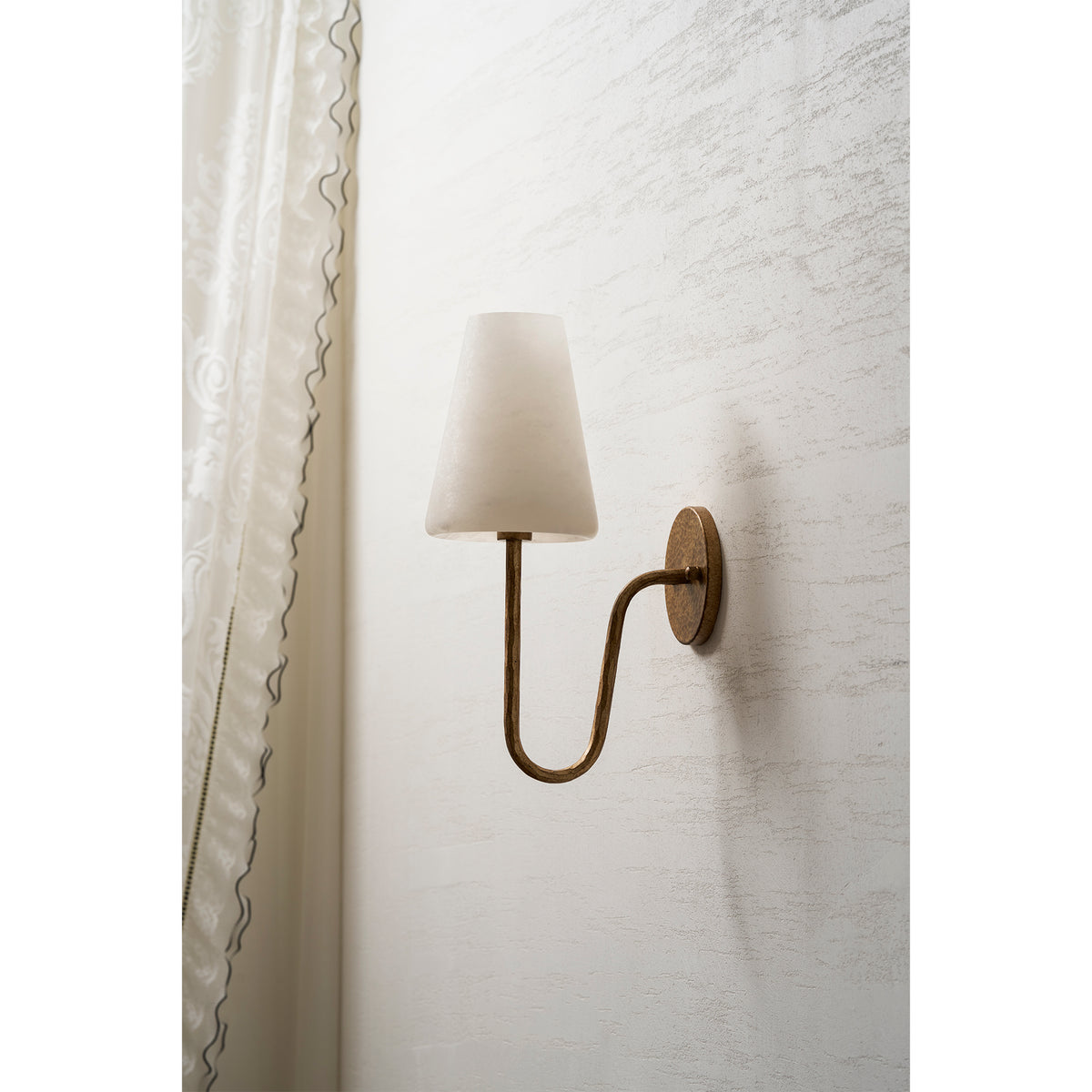 Настенное бра Scoop Alabaster