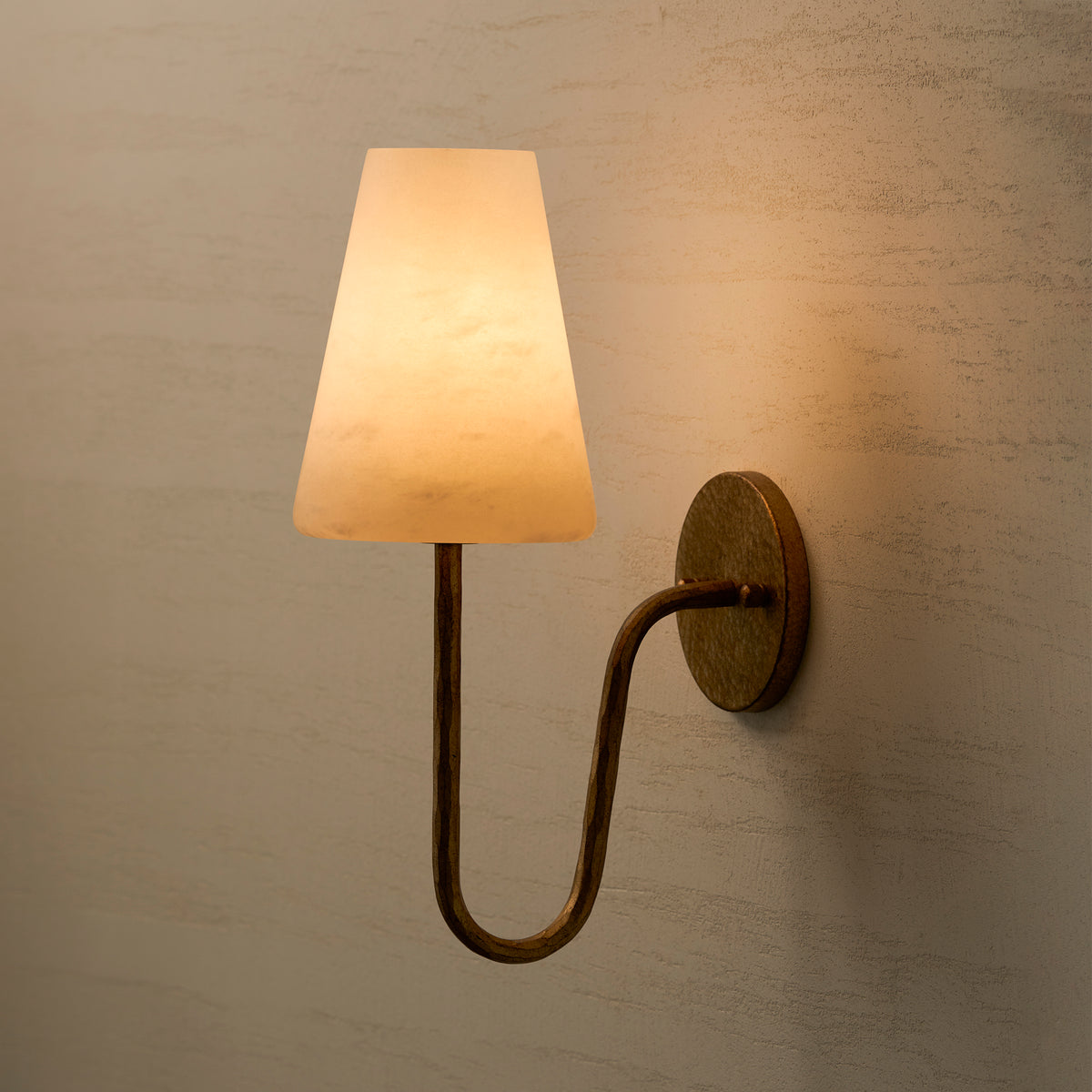Настенное бра Scoop Alabaster