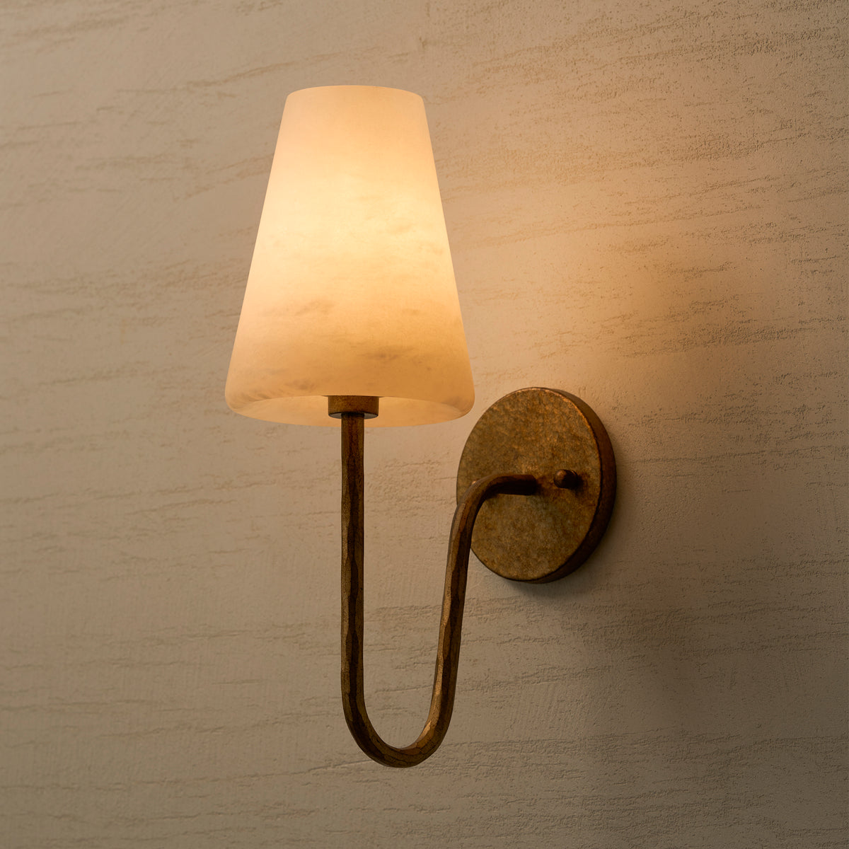 Настенное бра Scoop Alabaster