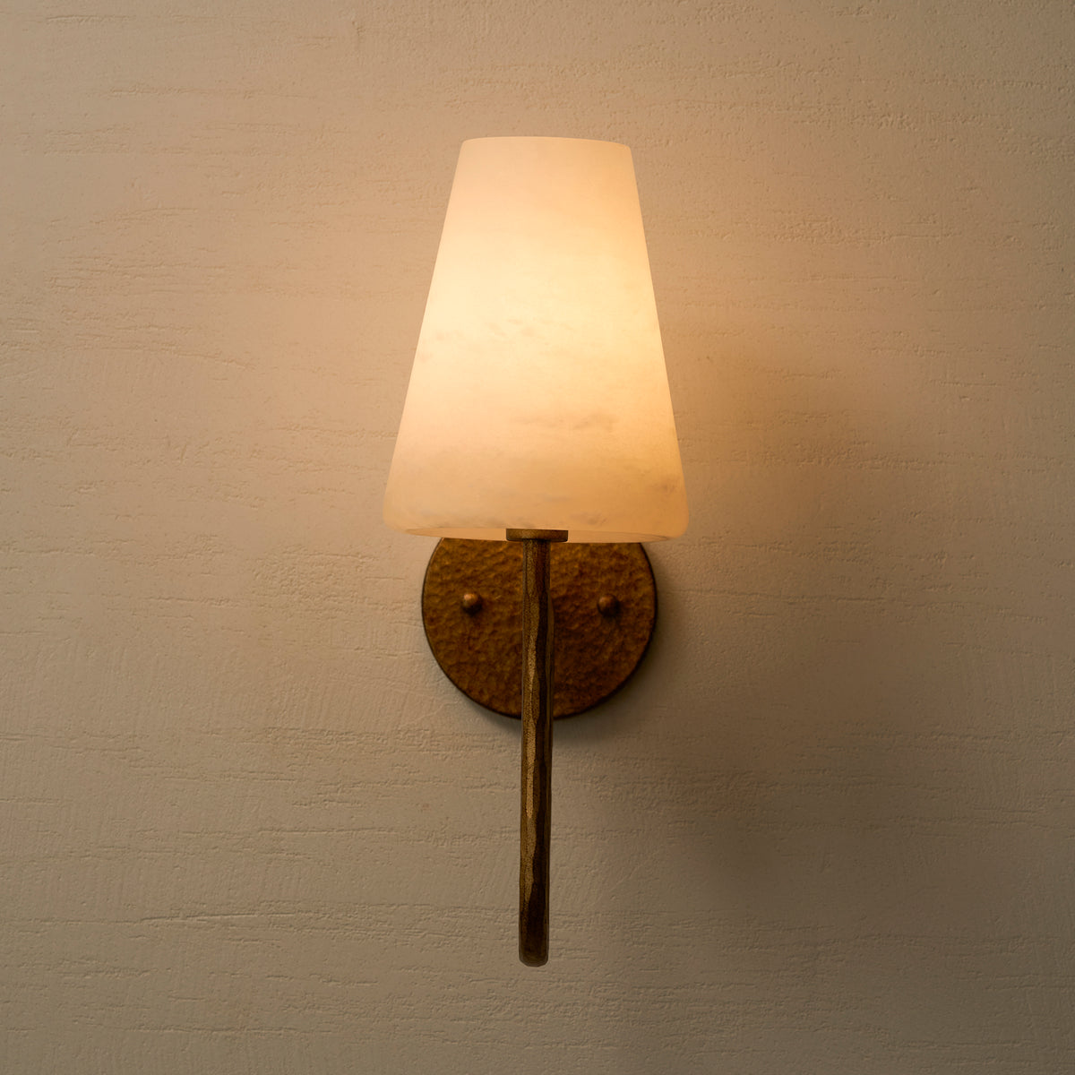 Настенное бра Scoop Alabaster