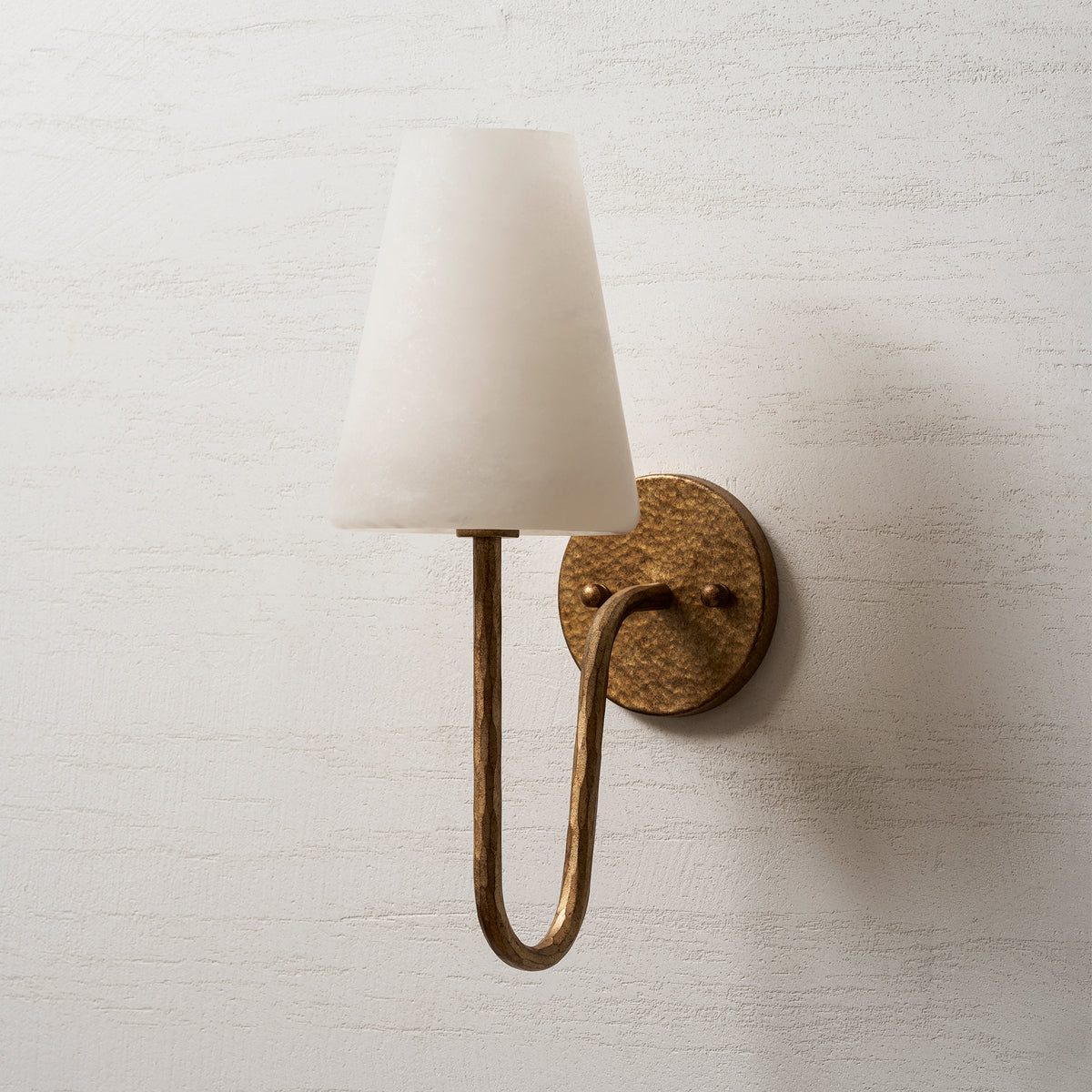 Настенное бра Scoop Alabaster