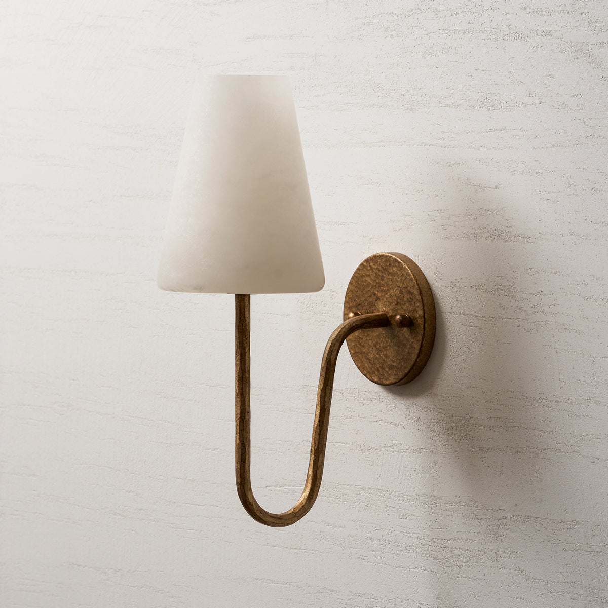 Настенное бра Scoop Alabaster
