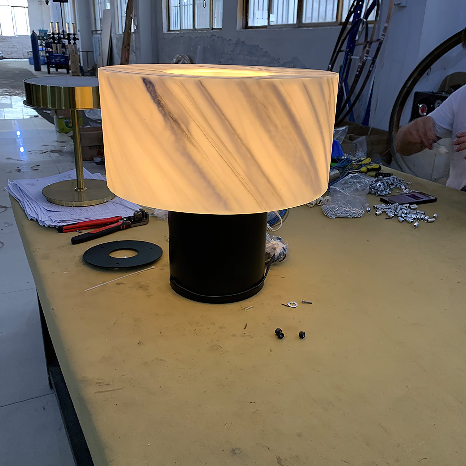 Petite lampe de table solide