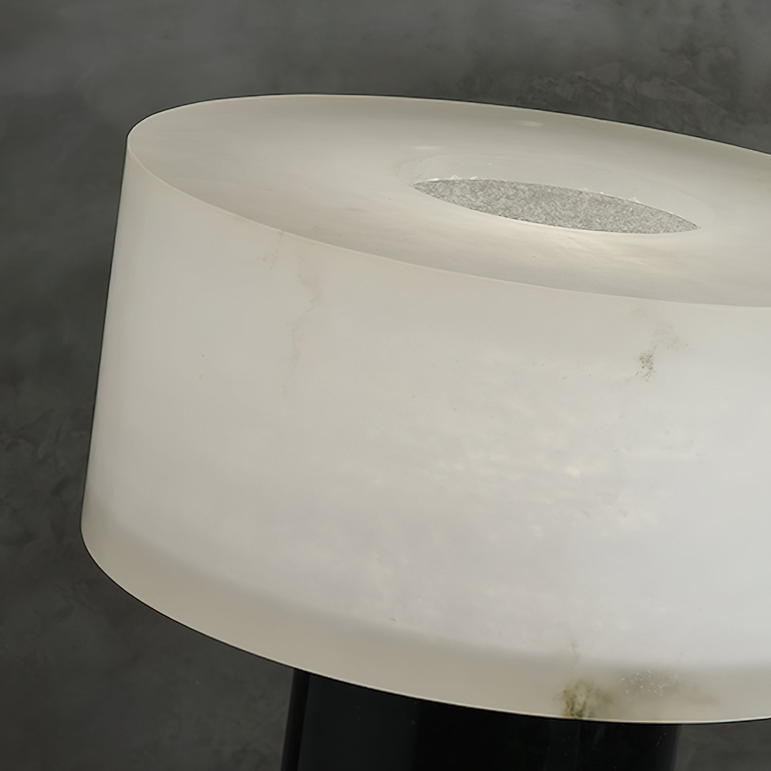 Petite lampe de table solide