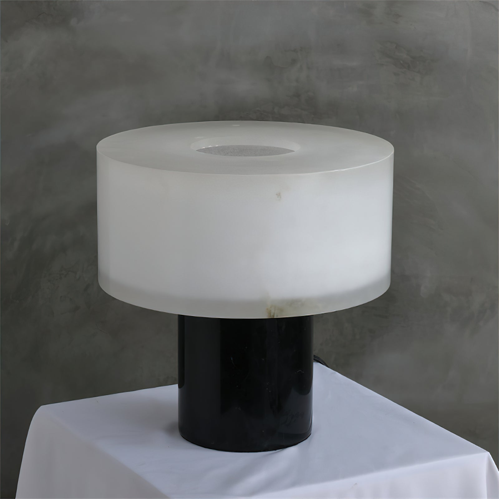 Petite lampe de table solide