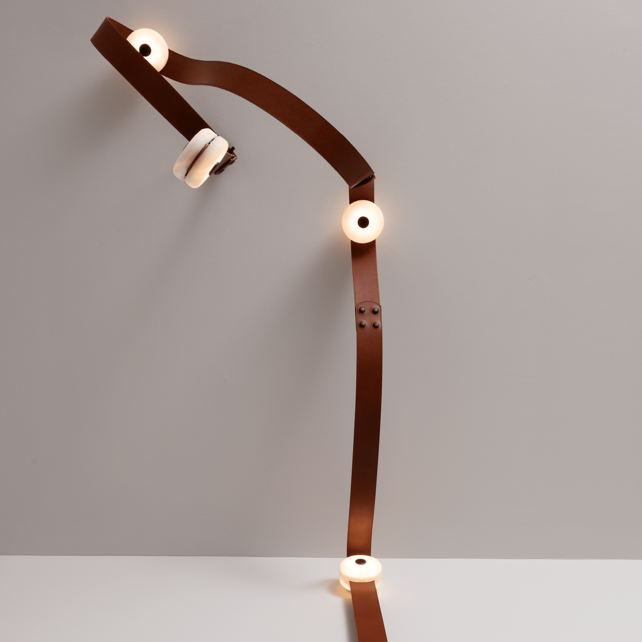 Snaps LED Floor-to-Ceiling Lamp – Radilum